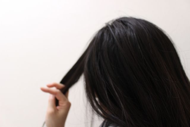 髪を確認する女性
